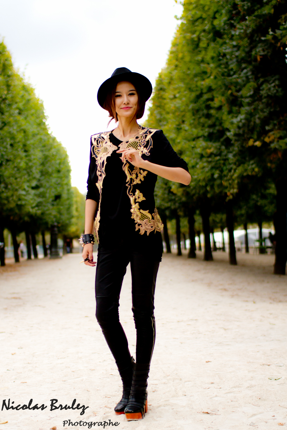 mannequin chinois posant pendant la paris fashion week 2011