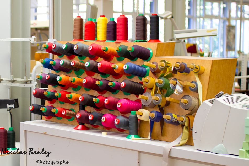 photos exlusives des artisans des ateliers louis vuitton à asnières sur seine pendant les journées particulières. ici les différentes couleurs de fils utilisés pour la couture des sacs à main